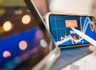 Operador multiactivo que estudia opciones de Bitcoin, Ethereum y forex