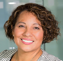 Retrato de Claire Ashford, experta financiera y directora de cumplimiento